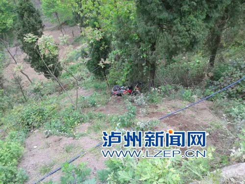 摩托车掉落山崖下