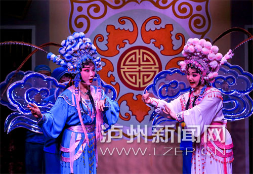 端午期间,联一大楼上演川剧《白蛇传》,供市民观看。
