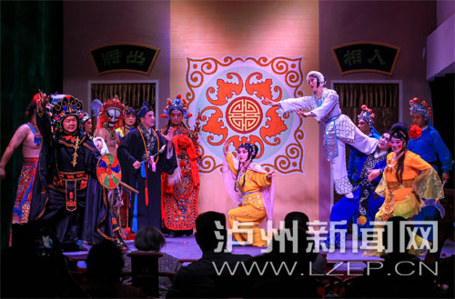 端午节期间,联一大楼上演川剧《白蛇传》,供市民观看。