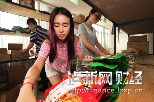 泸州的创业者正在西南商贸城电商部内打理自己开的网店。