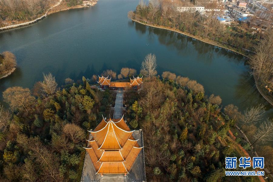 1月18日拍摄的六盘水市“德湖”一景。六盘水市是贵州最大的产煤地区之一。近年来,该市着力于产业转型,打造生态旅游城市,在市区内保护完善凤池、瑶池、龙池、明湖、德湖、天湖等天然湿地,并建立免费对市民开放的湿地公园。目前,六盘水市内的“三池三湖”总库容973万立方米,总水域面积2293.5亩,助力六盘水转型成为“生态美都”。新华社记者 欧东衢 摄