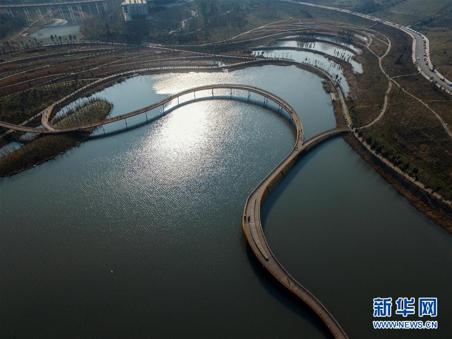 1月18日拍摄的六盘水市“明湖湿地公园”一景。六盘水市是贵州最大的产煤地区之一。近年来,该市着力于产业转型,打造生态旅游城市,在市区内保护完善凤池、瑶池、龙池、明湖、德湖、天湖等天然湿地,并建立免费对市民开放的湿地公园。目前,六盘水市内的“三池三湖”总库容973万立方米,总水域面积2293.5亩,助力六盘水转型成为“生态美都”。新华社记者 欧东衢 摄