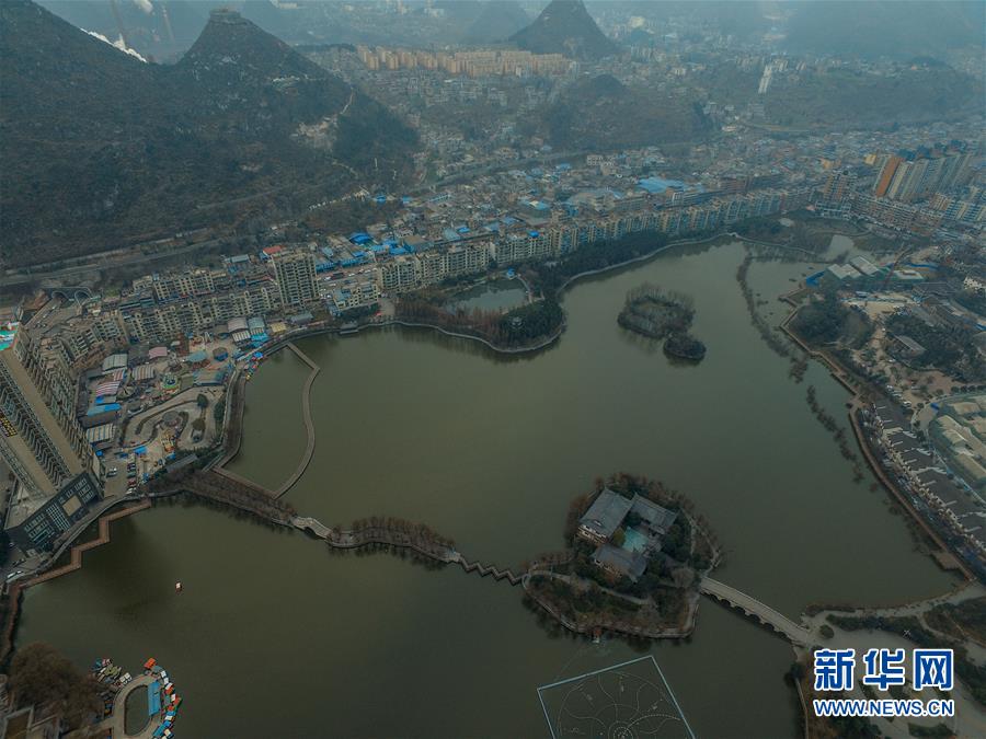 1月18日拍摄的六盘水市“凤池”一景。六盘水市是贵州最大的产煤地区之一。近年来,该市着力于产业转型,打造生态旅游城市,在市区内保护完善凤池、瑶池、龙池、明湖、德湖、天湖等天然湿地,并建立免费对市民开放的湿地公园。目前,六盘水市内的“三池三湖”总库容973万立方米,总水域面积2293.5亩,助力六盘水转型成为“生态美都”。新华社记者 欧东衢 摄