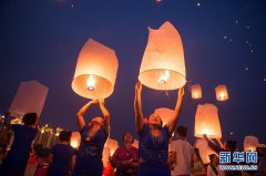 <b>云南:西双版纳齐放孔明灯 喜迎傣历新年</b>