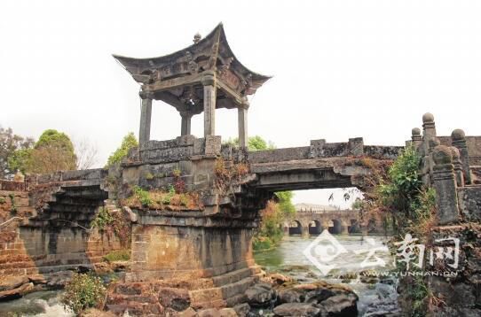 叠水瀑布飞流直下——太极桥