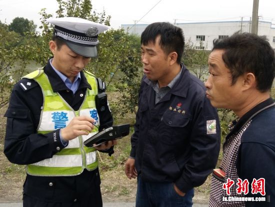 狄华东在处理交通违法行为。