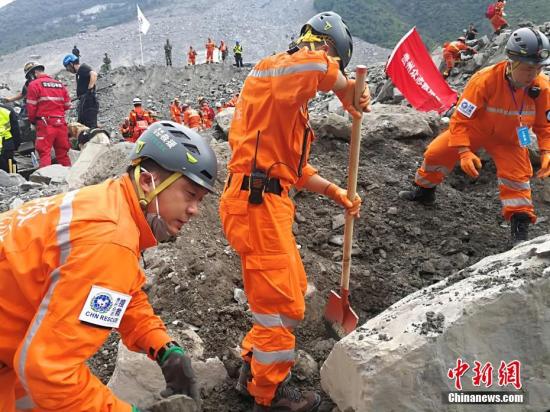 6月26日上午,四川茂县山体垮塌现场,来自贵州省的贵州众志救援队在搜救。6月24日5时45分,四川省阿坝藏族羌族自治州茂县叠溪镇新磨村新村组富贵山山体突发高位垮塌。事发当天,贵州众志救援队受贵州省应急办委派,奔赴四川参与救援。中新社发 田一凡 摄