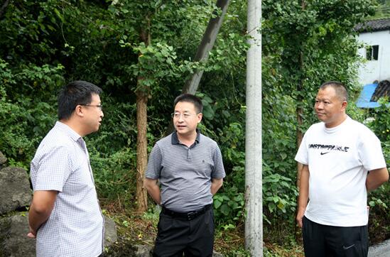 四川旺苍县委副书记余飞宇巡查部分乡镇防汛工作