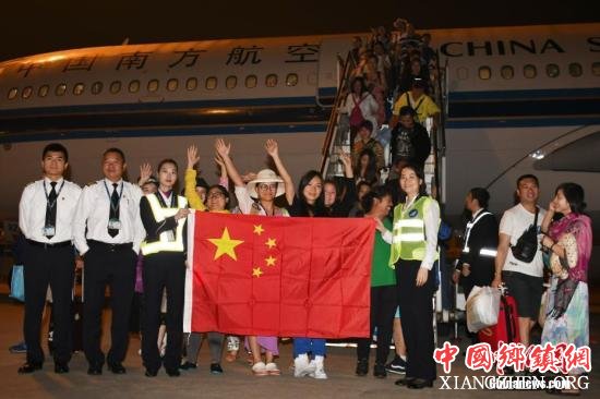 资料图:11月30日早晨5点43分许,滞留巴厘岛213名中外旅客乘CZ6066航班飞抵深圳宝安国际机场。<a target='_blank' data-cke-saved-href='http://www.chinanews.com/' href='http://www.chinanews.com/' _fcksavedurl='http://www.chinanews.com/'></table>中新社</a>记者 陈文 摄