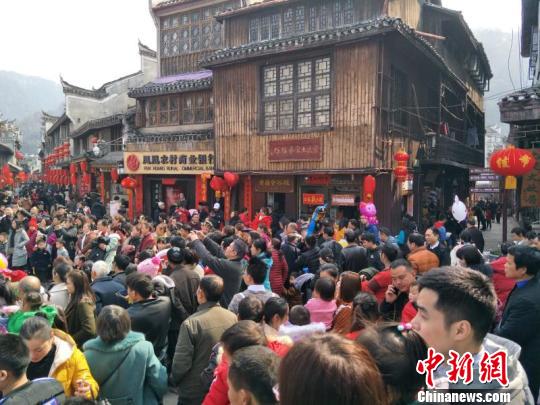 春节假期湖南凤凰旅游“井喷”揽金超5亿
