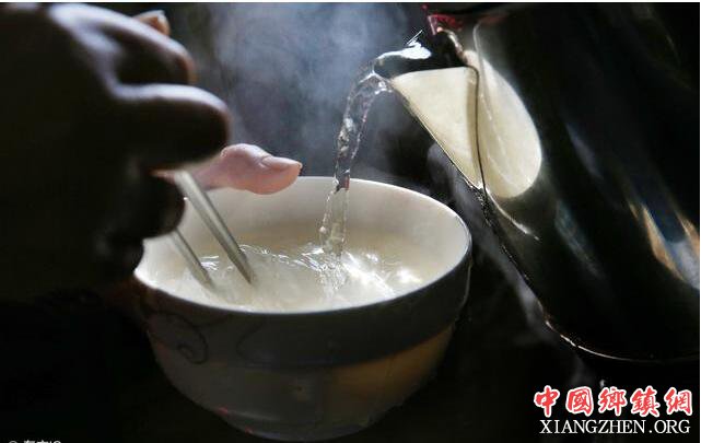 最常喝的“开水冲鸡蛋” 看完表示:以后还是吃煮鸡蛋吧!