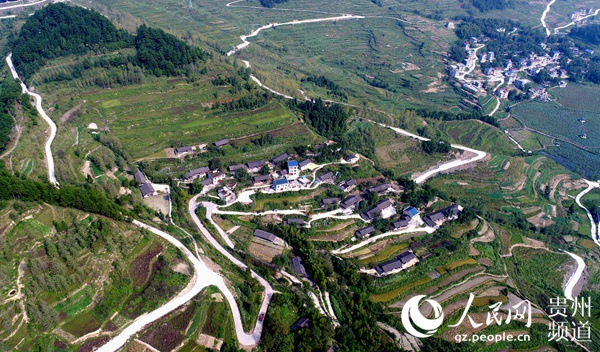 松桃县迓架镇青山村组组通公路。