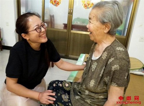 ɽ��۰�ǣ�Ůվ���롰��Ů������ͬĸŮ