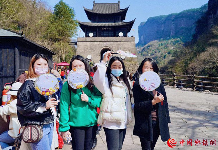 游客在剑门关关楼前合影。剑阁县融媒体中心供图