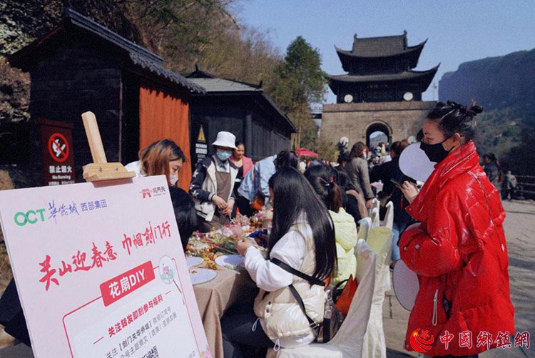 画扇DIY现场。剑阁县融媒体中心供图