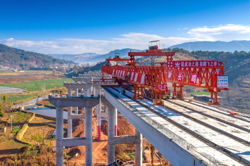 会理交通正在迎来改变,图为宜攀高速公路冯家湾大桥架梁铺设现场。会理市交通局供图