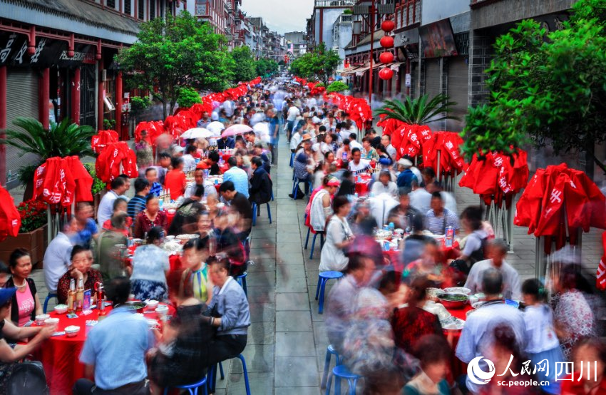 图为会理古城端午节“万人药根宴”。 叶长智摄