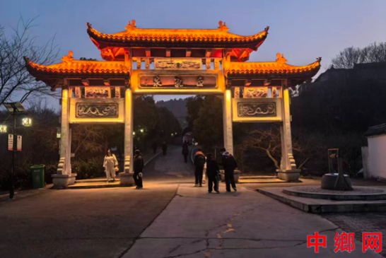 ���ջ�Զ�����µ���Ȫ  �޺��ҫ��