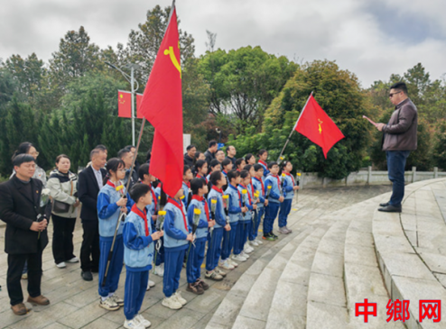 ������Զ��ӡɽСѧ������˼����Ӣ�� ��ɫ����������